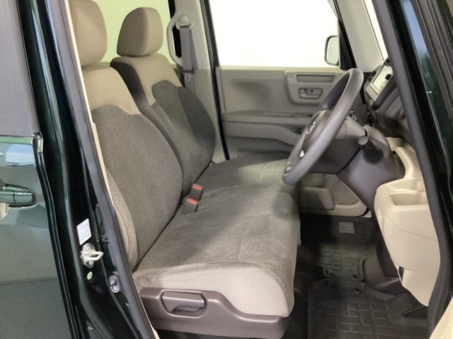 座面も厚みがあり背もたれも高く、広い足元にゆったり座れるシートです。運転席と助手席の間が空いている為、助手席側への移動がスムーズです。交通量の多い道でも助手席側から乗り降りができます。