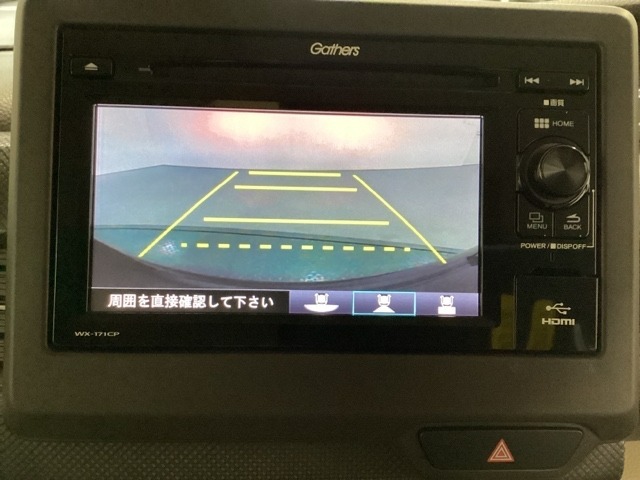 バックでの車庫入れも安心です！　リアカメラが付いているバックモニター付のディスプレイオーディオを装備しております。操作線もついており距離感も画面から確認できます。