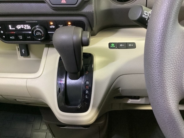 CVT車のセレクトレバーです。低速から高速まで、変速ショックのないスムーズな走りを実現するとともに、エンジン効率のよい領域を維持することで燃費にも貢献します。