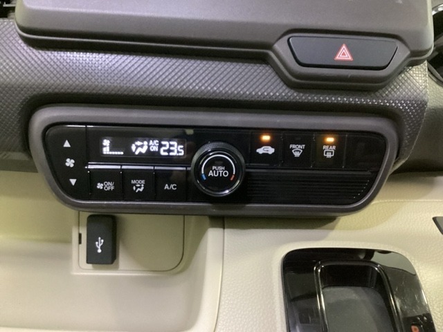セレクトレバーの左上にオートエアコンがついてますので、お好みの温度をセットするだけで風の強さや風量を自動で調整します。スイッチやダイヤルも簡単操作で快適に過ごせます。