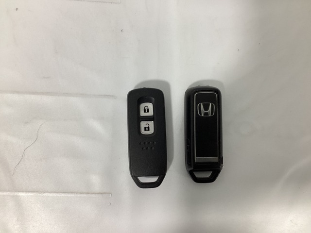 スマートキーを装備しています。鍵を差し込むことなくドアロックの開け閉めと、スタートボタン操作でのエンジンスタートができます。スペアキーも同じものを用意しております。