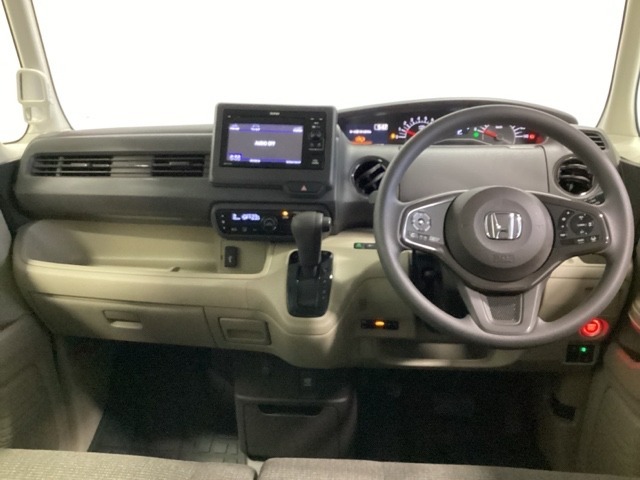 車内は光触媒抗菌消臭施工済です。インパネ周りはスタイリッシュなデザインです。グローブボックスやカップホルダーのほかにトレーなどたくさんの収納スペースが付いています。