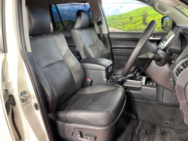 運転席シート廻りは使用感も少なく、良好な状態となっています。丁寧に使われていたことがよくわかりますね。