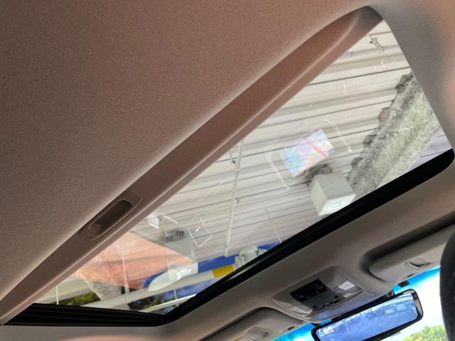 【サンルーフ】開放感たっぷりの希少装備、サンルーフが装着されています！車内に明かりを取り入れたり景色を楽しむ以外にも、車内の空気も簡単に換気できて快適です！