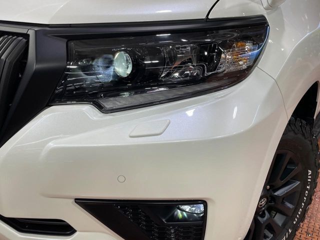 【LEDヘッドライト】悪天候や夜間走行時も良好な視界を確保し安心して運転できる高輝度LEDヘッドライトを装備！点灯速度が早く、消費電力も抑えられています。