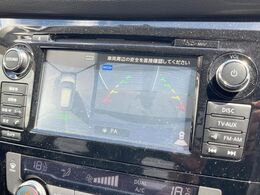 【マルチテレインモニター】車のフロントやサイドのカメラ画像を同時にモニター表示することで、悪路や狭い道を走行時でも周囲の状況確認ができ安心！本格SUVにうれしい装備です♪