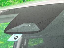 【ホンダセンシング】走行中に前方の車両等を認識し、衝突しそうな時は警報とブレーキで衝突回避と被害軽減をアシスト。より安全にドライブをお楽しみいただけます。