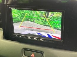 【バックカメラ】駐車時に後方がリアルタイム映像で確認できます。大型商業施設や立体駐車場での駐車時や、夜間のバック時に大活躍！運転スキルに関わらず、今や必須となった装備のひとつです！