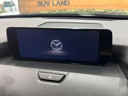 【10.25インチマツダコネクト】車内の雰囲気にマッチした大型ディスプレイ。スマホ接続でのナビ使用やBluetooth再生等、様々な機能が楽しめます。直感的なダイヤル操作が可能で、使い勝手も良好です。