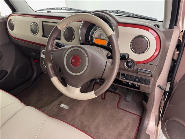 【運転席】座り心地が良いシートなので長時間の運転でも快適にお過ごしいただけます。新品のフロアマットのご注文も可能です。掲載箇所以外にご希望の写真がございましたらお気軽にお問い合わせ下さい。