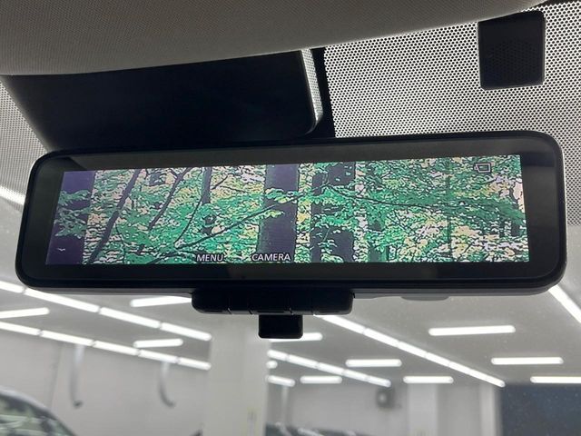 【インテリジェントルームミラー】後席の大きな荷物や同乗者で後方が確認しづらい時でも安心！カメラが撮影した車両後方の映像をルームミラー内に表示。クリアな視界で状況の確認が可能です！
