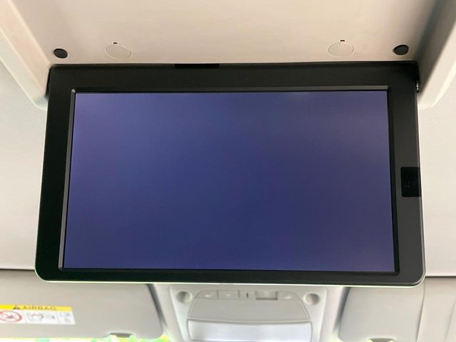 【フリップダウンモニター】大画面モニターで後席でもエンタメをお楽しみいただけます。小さなお子様にも大人気の装備です♪