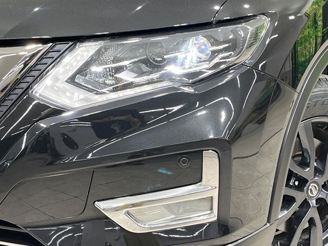 【LEDヘッドライト】悪天候や夜間走行時も良好な視界を確保し安心して運転できる高輝度LEDヘッドライトを装備！点灯速度が早く、消費電力も抑えられています。