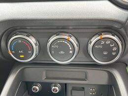 【オートエアコン】一度お好みの温度に設定すれば、車内の温度を検知し風量や温度を自動で調整。暑い…寒い…と何度もスイッチ操作をする必要はありません。快適な車内空間には必須の機能ですね♪