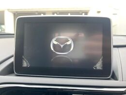 【マツダコネクトナビ】車内の雰囲気にマッチした一体型タイプのナビ。各種車輌設定やBluetooth再生等、様々な機能が楽しめます。直感的なダイヤル操作が可能で、使い勝手も良好です。