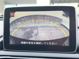 【バックカメラ】駐車時に後方がリアルタイム映像で確認できます。大型商業施設や立体駐車場での駐車時や、夜間のバック時に大活躍！運転スキルに関わらず、今や必須となった装備のひとつです！