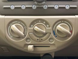 寒い冬も暑い夏も全席に快適な空調を届けてくれる、ダイヤル式エアコンを装備♪