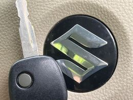 【キーレス】少し離れた場所からでもボタン一つでドアの開錠・施錠ができるのでとっても便利！ドアの鍵穴周りに傷をつけることもありません♪