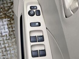 【電動格納ミラー】サイドミラーは電動格納式となっており、狭い駐車場でもキズがつくリスクを抑えられます。