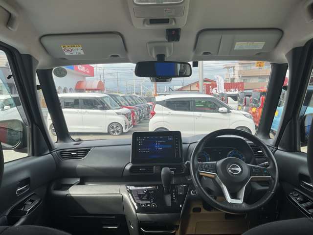 開放感のある運転席まわり　室内きれいで気になる臭いもございません