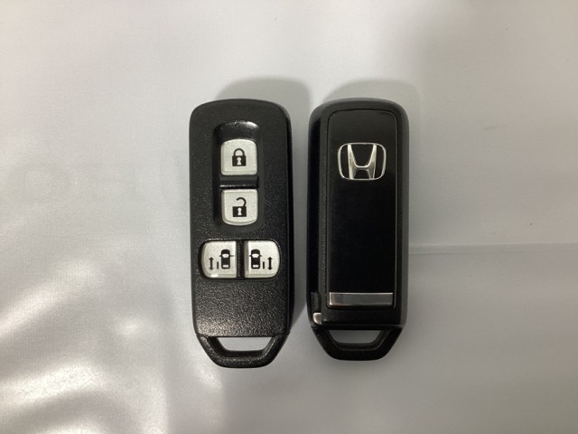 スマートキー付きですからドアロックの開閉およびエンジンスタートが楽々です。電動スライドドアの開け閉めもボタンで操作できます。スペアキーも同じものを用意しております。