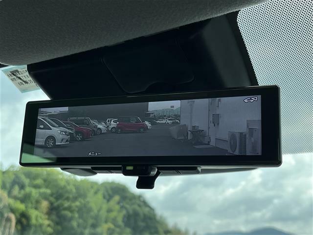 【デジタルルームミラー】車両後方カメラの映像をルームミラーに映すことが出来ます。 そのため、後席に人や荷物があって後方が見えづらい場合でもしっかり視界を確保することが出来ます。