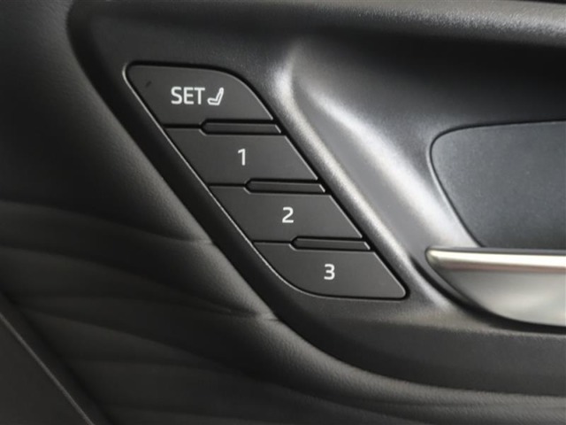 運転席のパワーシートは3名様分までメモリー機能付きです。