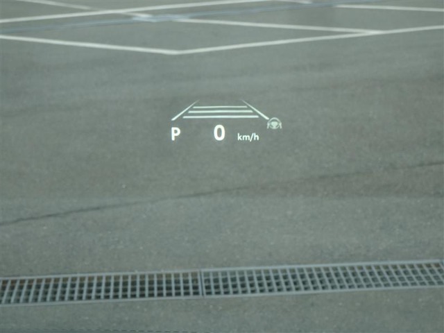 カラーヘッドアップディスプレイ付き。少ない視線移動で情報を確認できるので、運転の疲労軽減に繋がりますよ♪