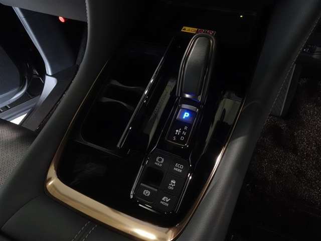 電動パーキングブレーキ・ブレーキホールドを装備してます。ホールド機能は信号待ちが多い一般道で疲労軽減になり、大好評です！