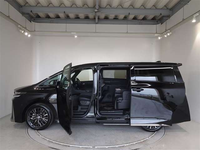 両側パワースライドドア付きだから、狭い駐車スペースなどでの 乗り降りラクラク！小さなお子さまのいるご家庭には嬉しい装備。