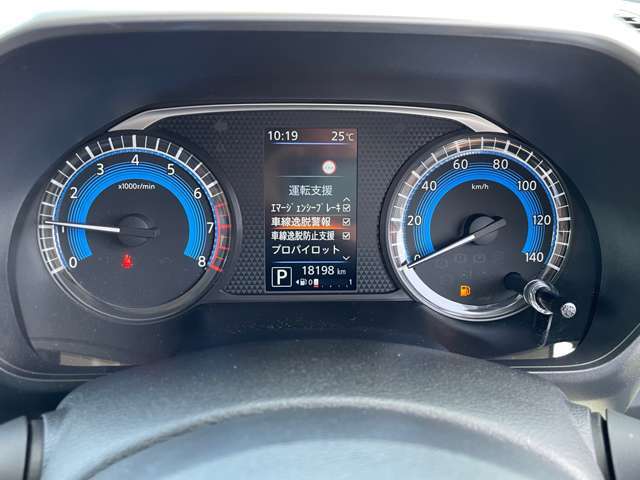 運転支援システムなどのお車の様々な情報がメーター内で確認、設定できます