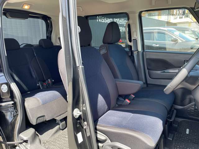 運転席は座り心地が良く快適にドライブをしていただけます。