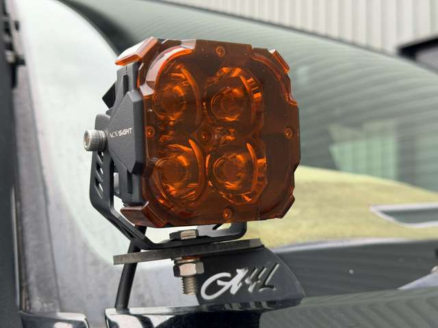 ボンネットライトステーがついており、そこにAUXBEAMライトがついております！