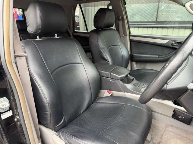 運転席も助手席もシートカバーがついておりますのでシートのお手入れも簡単です。