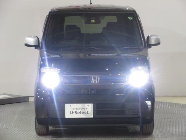 ハロゲンより明るく、より遠くまでさらなる安心感のあるLEDヘッドライトを採用。点灯忘れも防止できるオートライトコントロール機構付きです。
