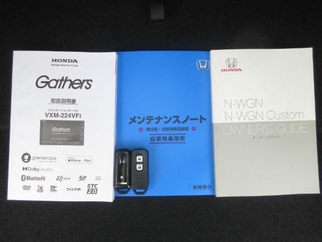 カギをバッグやポケットに入れたままでもドアロックの開閉やエンジン始動ができる『スマートキー』付き！暗くなってもキー穴を捜す必要が無くとっても便利ですから人気の装備です！