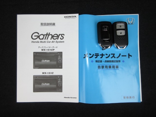 カギをバッグやポケットに入れたままでもドアロックの開閉やエンジン始動ができる『スマートキー』付き！暗くなってもキー穴を捜す必要が無くとっても便利ですから人気の装備です！