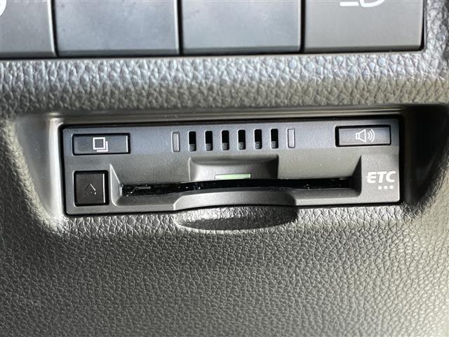 【ETC】有料道路を利用する際に料金所で停止することなく通過できる、ETC車載器（ノンストップ自動料金収受システム機器）が装備されています。セットアップを行うことで利用可能になります。