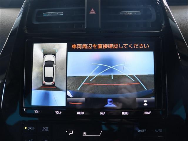 【全周囲カメラ】パノラミックビューモニターは真上から見下ろした様に車の周囲を表示することで、駐車時の安全性と利便性を高めます。