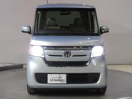ハロゲンより明るく、より遠くまでさらなる安心感のあるLEDヘッドライトを採用。照射軸の上下方向を自動調整するオートレベリング機構、点灯忘れも防止できるオートライトコントロール機構付きです。