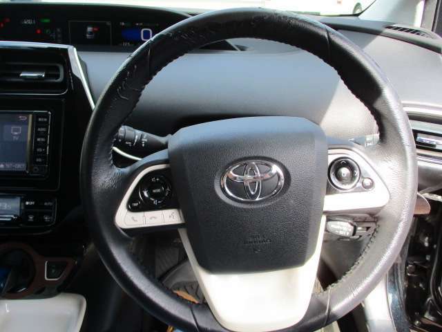 ステアリングスイッチ付きです！50あるあるのステアリングのシワ・遣れが生じていますのでご納車時には交換致します！(当社指定品)