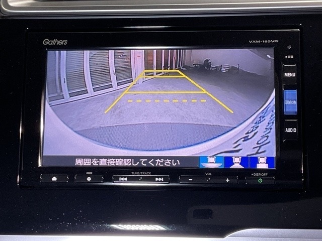 ガイドライン付きのリアワイドカメラで、車庫入れも安心です。