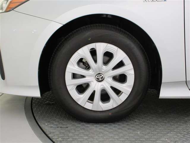 機敏さを引き立てる純正アルミ 195/65 R15 装着！