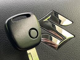 【キーレス】少し離れた場所からでもボタン一つでドアの開錠・施錠ができるのでとっても便利！ドアの鍵穴周りに傷をつけることもありません♪