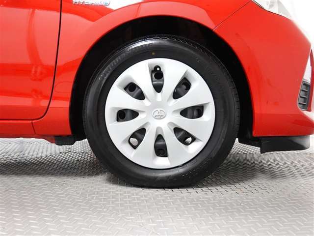 タイヤサイズは175/65R15です。