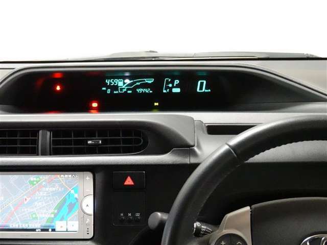 目線移動の少ないセンターメーターを装備しております。