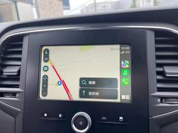●Apple　Car　Play：スマホとの有線接続で、ナビ・オーディオ再生などスマホのアプリ機能が画面でも使える便利機能です！