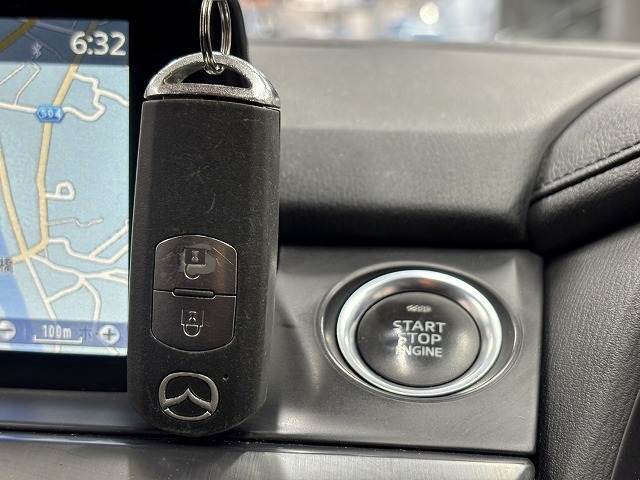 【スマートキー】車内へのアクセスやエンジン始動が楽々に行える今や必須アイテムのキー複製防止の「イモビライザー」まで備わっております。
