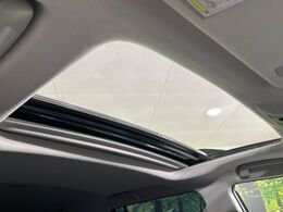 【サンルーフ】開放感たっぷりの希少装備、サンルーフが装着されています！車内に明かりを取り入れたり景色を楽しむ以外にも、車内の空気も簡単に換気できて快適です！