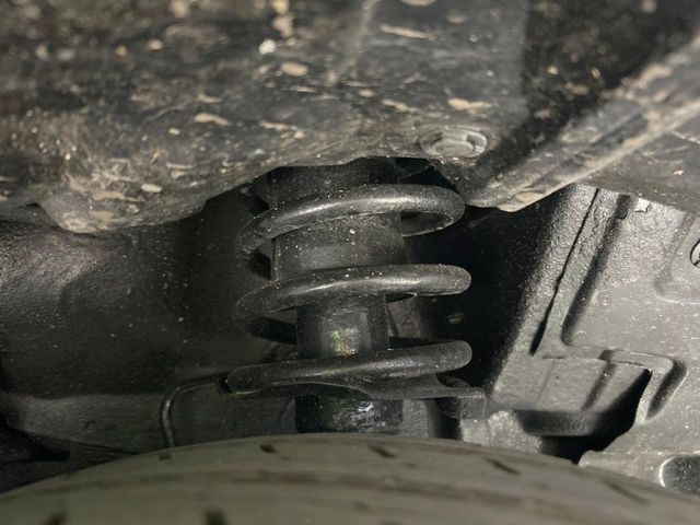 お車を安心してお乗りいただく為には、足回りの定期点検が欠かせません。サービスサポート（有償保証）では無料点検もご提供しており、安心のカーライフをお過ごしいただけるサポート体制が整っています。